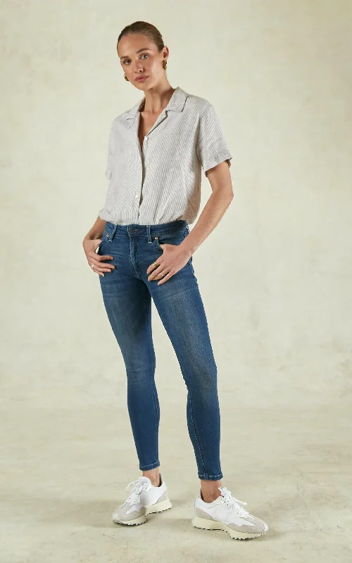 Button - fly women jeans with a traditional touchLauren Mid Rise Classic Jeans