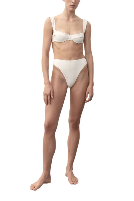 Convertible bikini that can be worn in multiple styles for versatilityElla Top Bouclê | Ecru