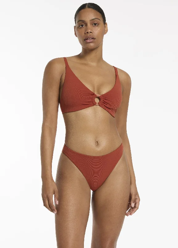 Ruched bikini with fabric gathers for a slimming effectIsla Rib C-D Triangle Bikini Top - Russet